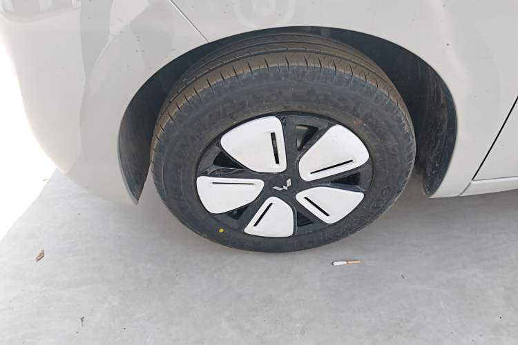 Used Wuling Hongguang MINIEV 2025 Four-Door Version Advanced Edition Left Front Wheel Hub