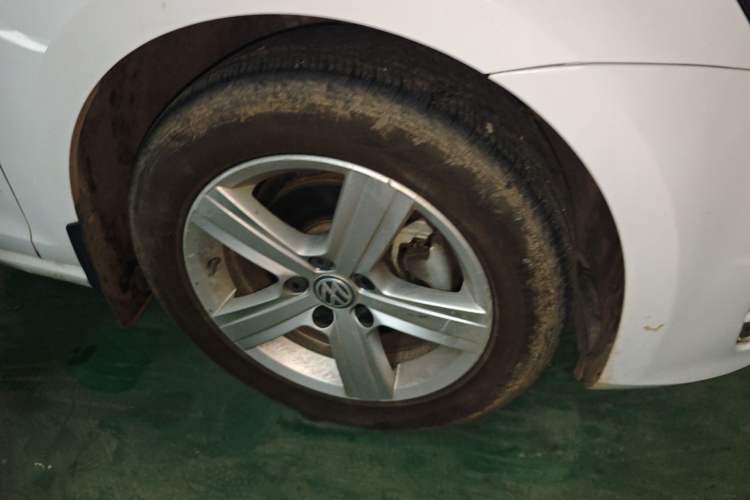 Used Volkswagen Golf 2015 1.6L Automatic Comfort Model Right Front Wheel Hub