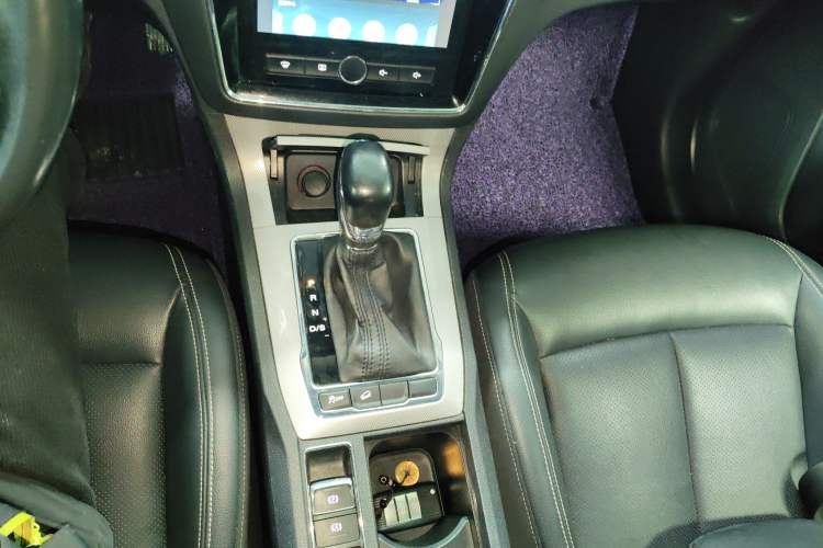 Used Roewe RX5 2018 20T Two-Wheel Drive Automatic Internet Smart Edition
