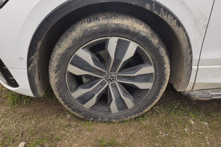 Used Volkswagen Tiguan L 2023 380TSI Automatic All-Wheel Drive R-Line Enhanced 7-Seater Left Front Wheel Hub