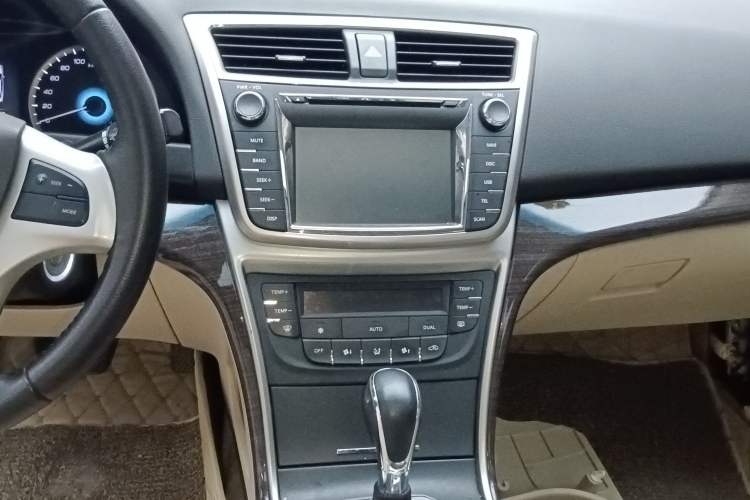 Used CHANGAN Raeton 2014 1.8T Automatic Elite Anniversary Edition China IV Standard Audio And AC Panel