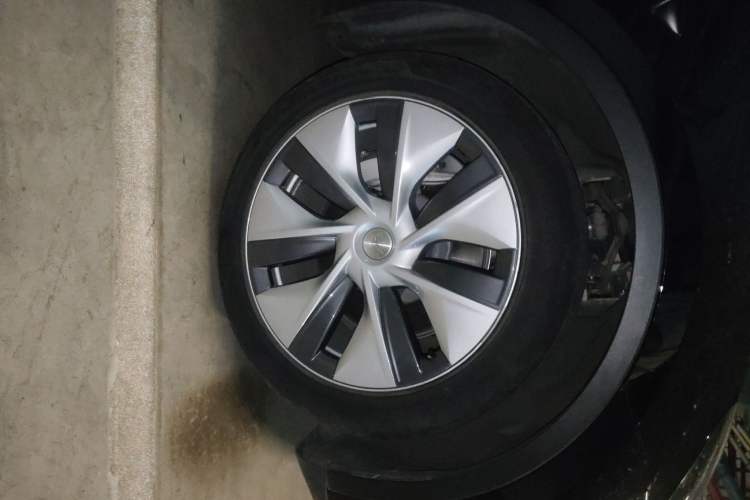 Used Tesla Model Y 2021 Standard Range Rear-Wheel Drive Version Right Front Wheel Hub