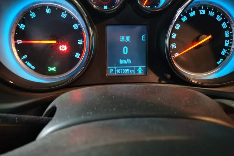 Used Buick Regal 2014 2.0L Leading Fashion Edition Odometer Close Up