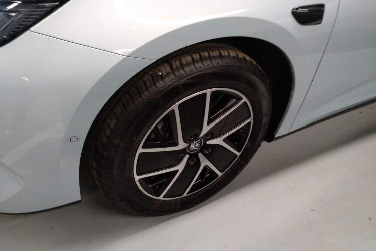 Used BYD Qin L 2025 DM-i Smart Drive 120KM Superior Model Left Front Wheel Hub