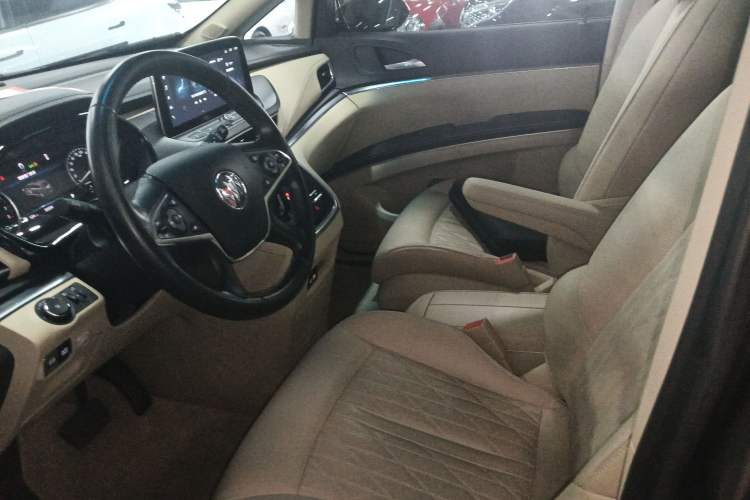 Used Buick GL8 2023 Facelifted Land Cruiser Executive Luxury Version
