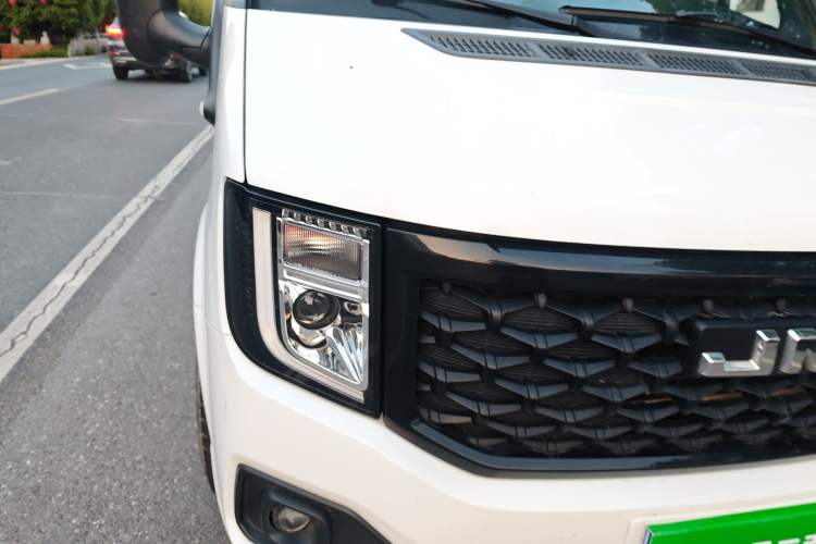 Used JMC Fushun 2023 2.0T Automatic Short-Wheelbase Low-Roof Commercial & Multi-Purpose Passenger Vehicle 6-Seater with Dual-Opening Tailgate Right Front Headlight