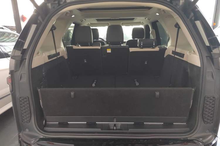 Used Land Rover Discovery 2021 360 PS R-Dynamic S Trunk