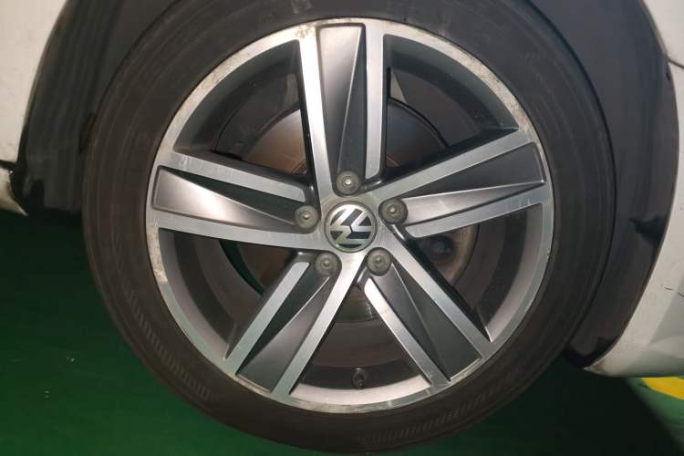 Used Volkswagen FAW-Volkswagen CC 2015 2.0 TSI Luxury Model Right Front Wheel Hub