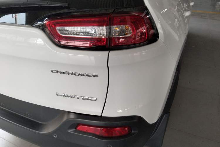 Used Jeep Cherokee 2017 2.0L Superior Edition