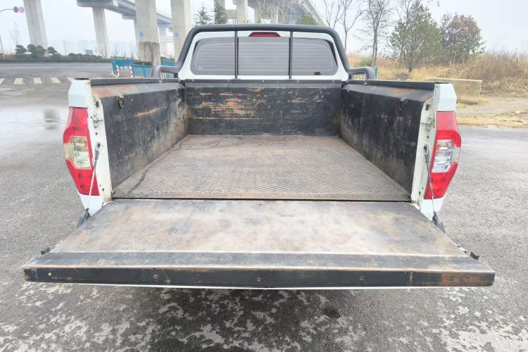 Used SAIC MAXUS T60 2022 5th Anniversary Edition 2.0T Diesel Manual Two-Wheel Drive High Ground Clearance Comfortable Version with Extended Cabin
