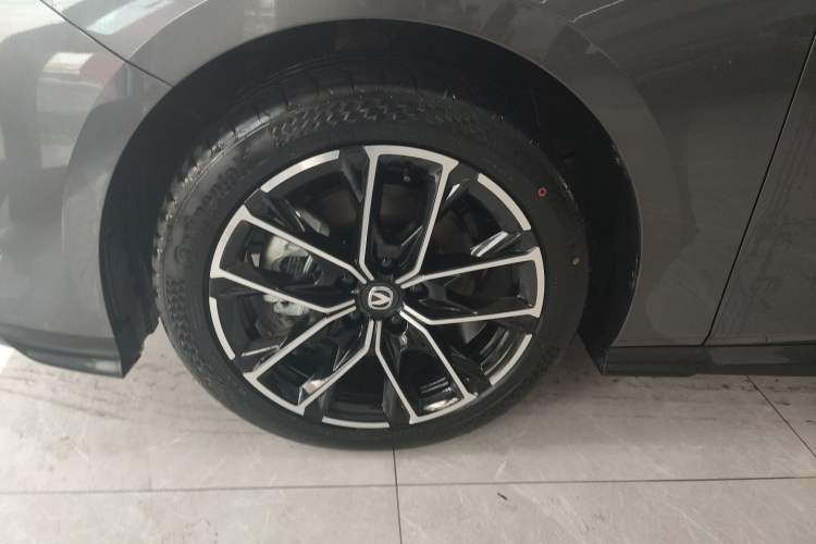 Used Changan UNI-V iDD 2024 Blue Whale Smart Electric iDD 136km ZhiKu Model
