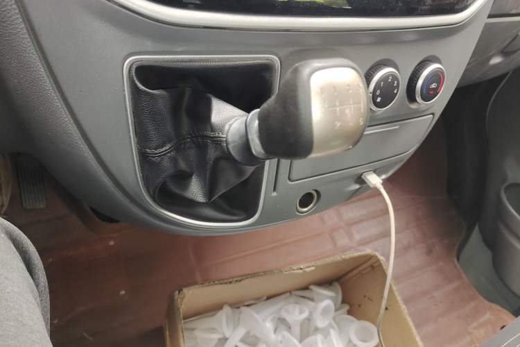 Used SAIC MAXUS Xintu V80 2023 2.0T Manual Classic Aoyuntong Short Wheelbase Mid-Roof 5/6-Seater Gear Lever