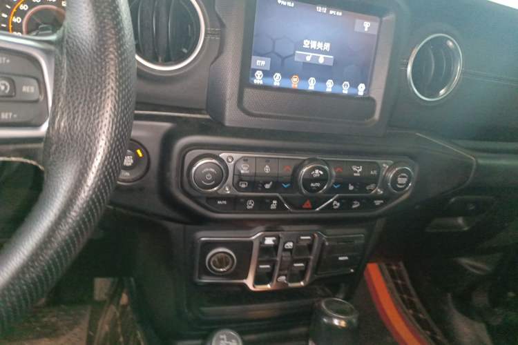 Used Jeep Wrangler 2019 2.0T Sahara Four-Door Version China VI Emission Standard Audio And AC Panel