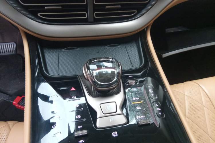 Used Denza D9 2022 DM-i 970 Four-Wheel Drive Flagship Model
