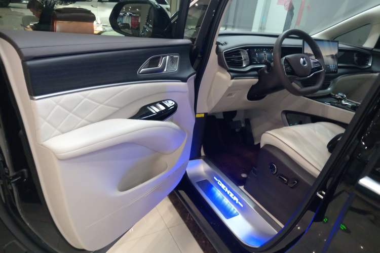 Used Denza D9 2024 DM-i 980 Four-Wheel Drive Prestige Model
