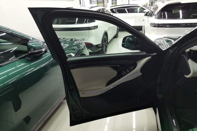 Used VOYAH FREE 2025 318 259 km All-Wheel-Drive Exploration Edition Left Front Door Interior