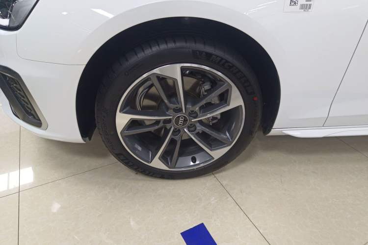 Used Audi A4L 2025 2 Million Units Enjoyment Version 40 TFSI Stylish and Dynamic Type Left Front Wheel Hub