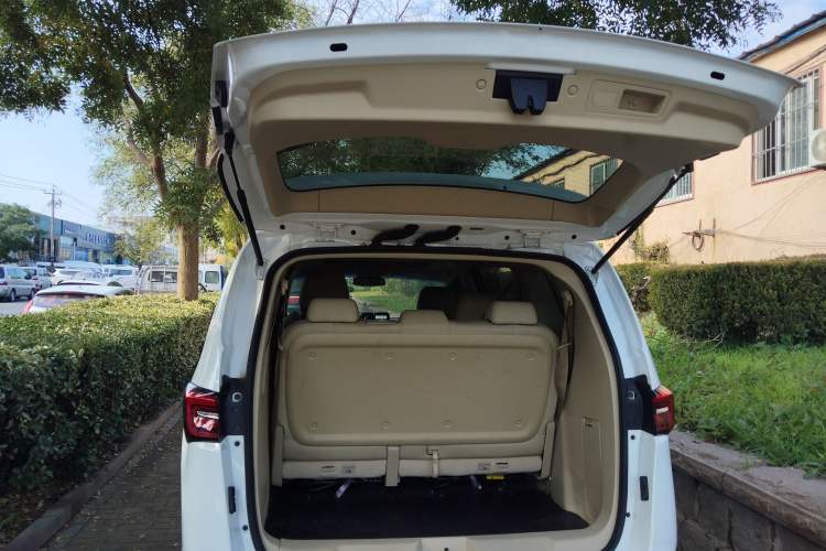 Used Buick GL8 2023 Facelifted Land Cruiser Executive Luxury Version
