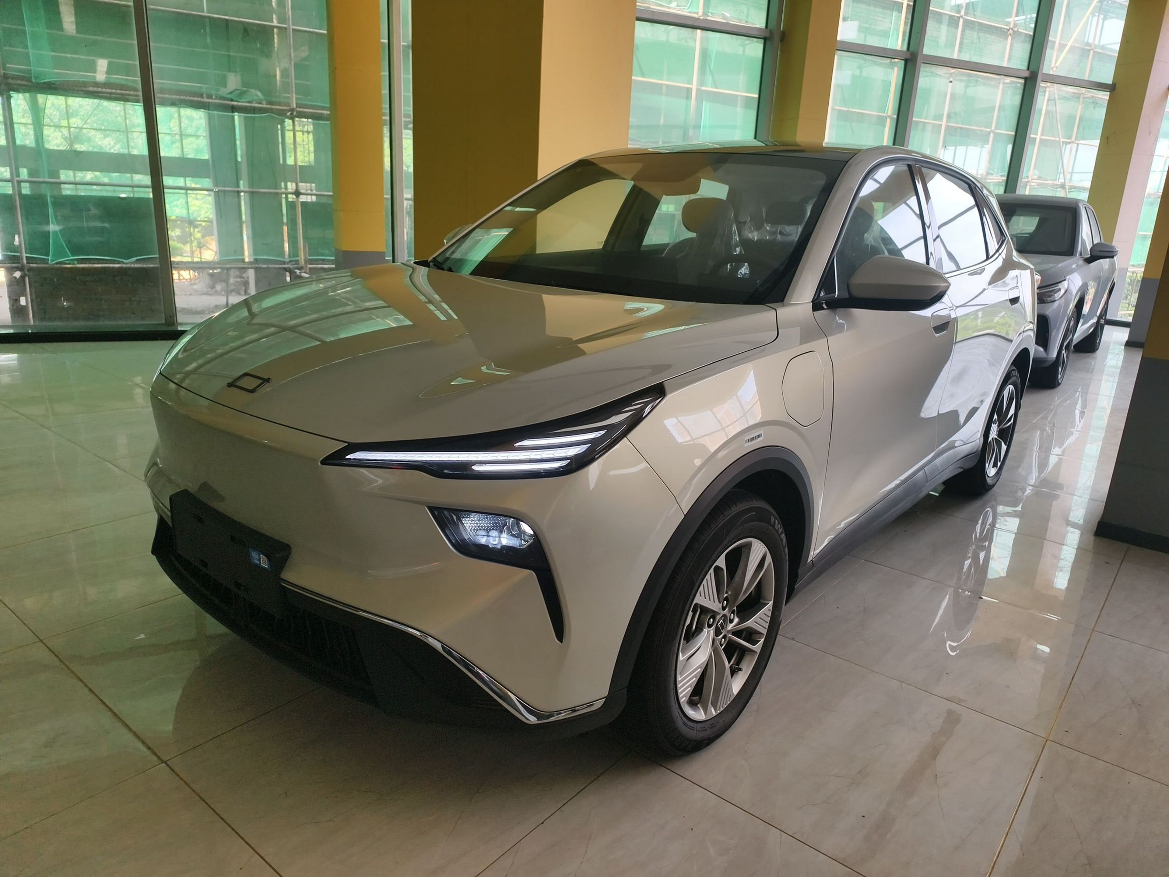 Под передней частью автомобиля