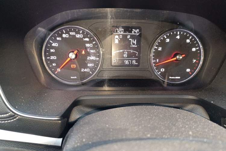 Used Roewe RX5 2016 20T Two-Wheel Drive Automatic Internet Smart Edition Odometer Close Up