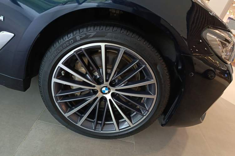 Used BMW 5 Series 2022 530Li Leading Model M Sport Package Right Front Wheel Hub