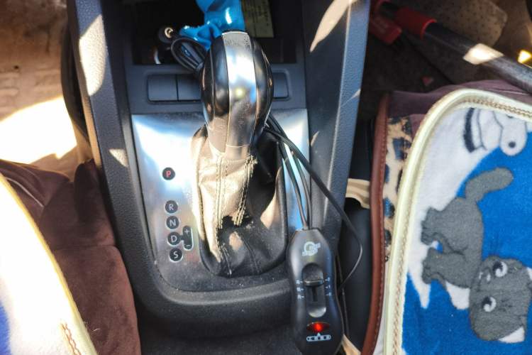 Used Volkswagen Sagitar 2012 1.6L Automatic Comfort Edition Gear Lever