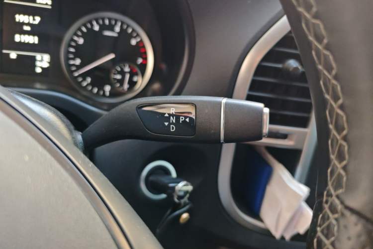 Used Mercedes-Benz Vito 2023 2.0T Business Version 7 Seats Gear Lever