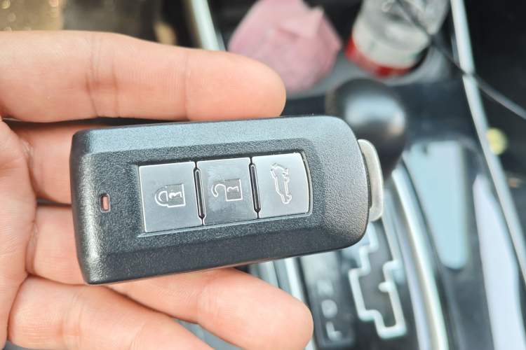 Used Mitsubishi Outlander 2019 2.4L 4x4 Zhi Xiang Edition 7 Seats China V Emission Standard