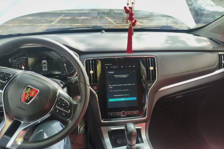 Used Roewe RX5 2018 30T Two-Wheel Drive Automatic Internet Platinum Edition Center Console