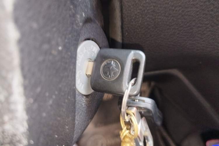 Used Venucia R30 2014 1.2L Manual Luxury Edition