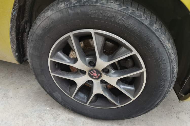 Used BYD Song 2016 Gaishi Edition 1.5TID Automatic Luxury Model Right Front Wheel Hub