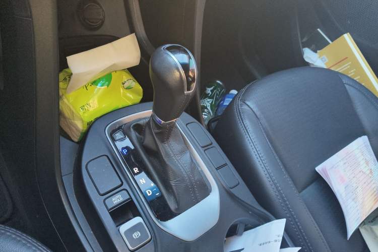 Used Hyundai Santa Fe 2013 2.4L Automatic 4x4 Smart Version Gear Lever