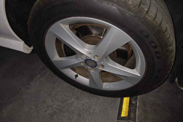 Used Mercedes-Benz M-Class 2015 ML 320 4MATIC Right Front Wheel Hub