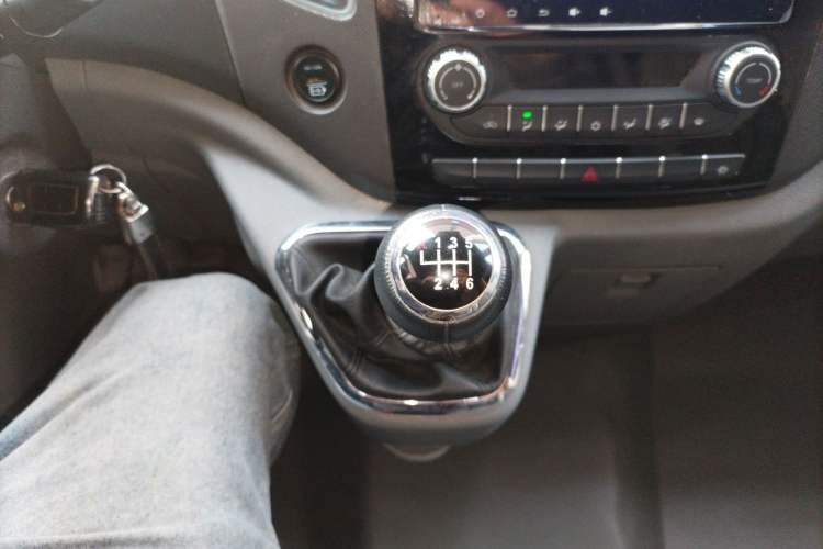 Used Foton Toano 2023 Joy Elephant Multi-Function 2.0T Manual Long-Wheelbase Mid-Roof Model with Single Rear Tire Available in 5/6/7/9-Seater Configurations
