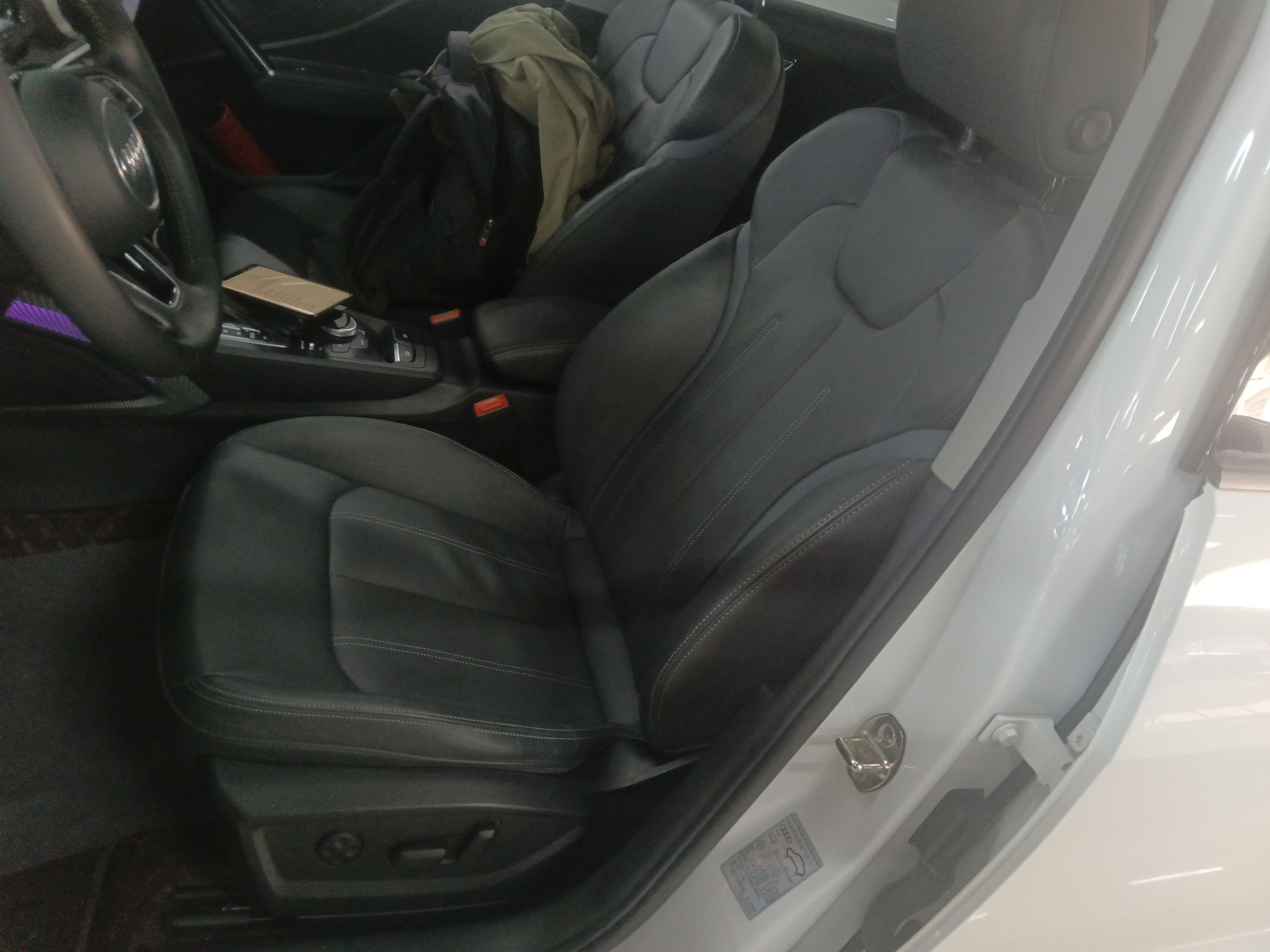 Переднее сиденье в автомобиле