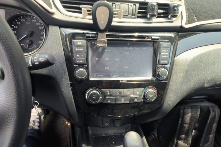 Used Nissan Qashqai 2016 2.0L CVT Elite Edition Audio And AC Panel