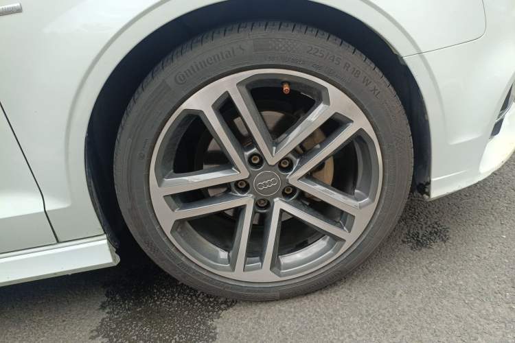 Used Audi A3 2017 Limousine 35 TFSI Sport Edition Right Front Wheel Hub