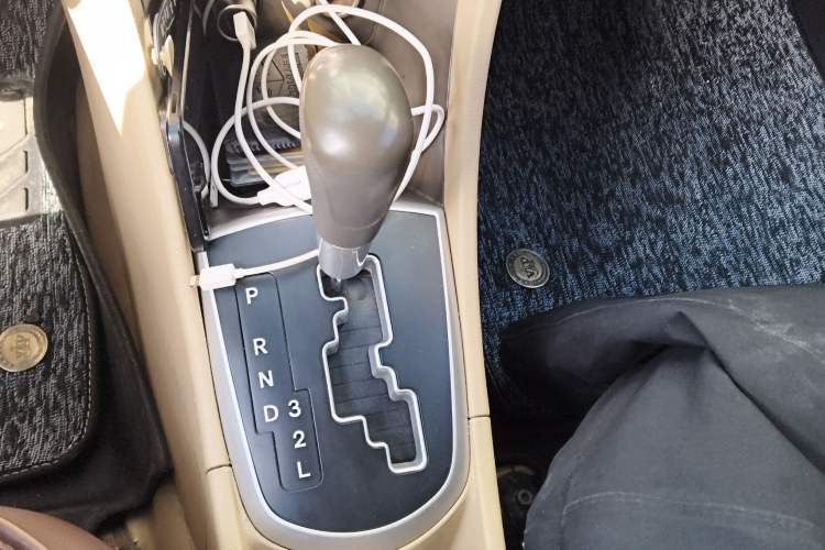 Used Hyundai Verna (older generation) 2010 Sedan 1.4L Automatic Fashionable GT Model Gear Lever