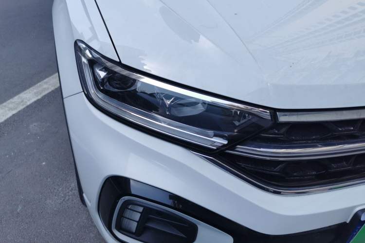 Used Volkswagen T-ROC 2023 300TSI DSG Two-Wheel-Drive Chen Guang Edition
