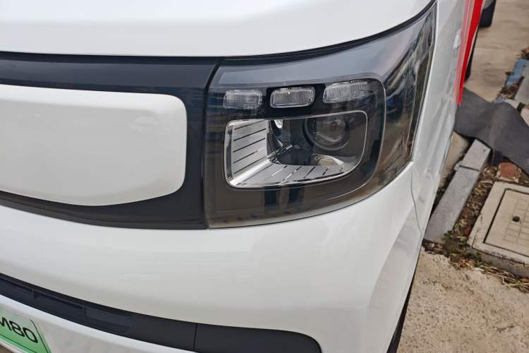 Used CHANGAN KAICHENG Ruixing EM80 2025 Wealth Edition Passenger Version Comfortable Model 6 Seats 300km Side-Hinged Doors
