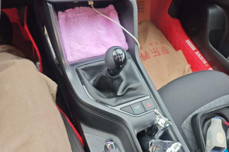 Used Roewe i5 2023 1.5L Manual Comfort Edition Gear Lever