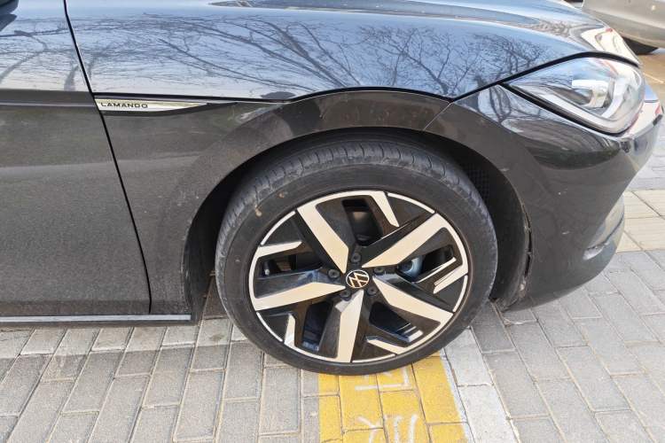 Used Volkswagen Lamando 2022 Lavida L 280TSI DSG Cool & Spicy Edition Right Front Wheel Hub