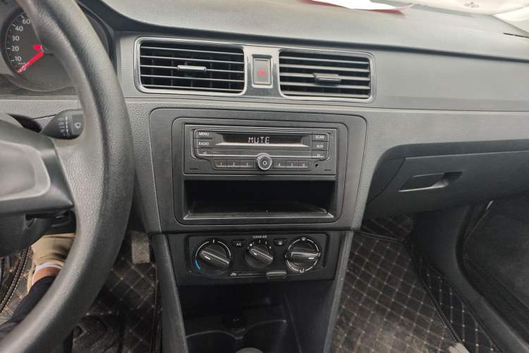 Used Volkswagen Santana 2016 1.6L Manual Fashion Edition Audio And AC Panel