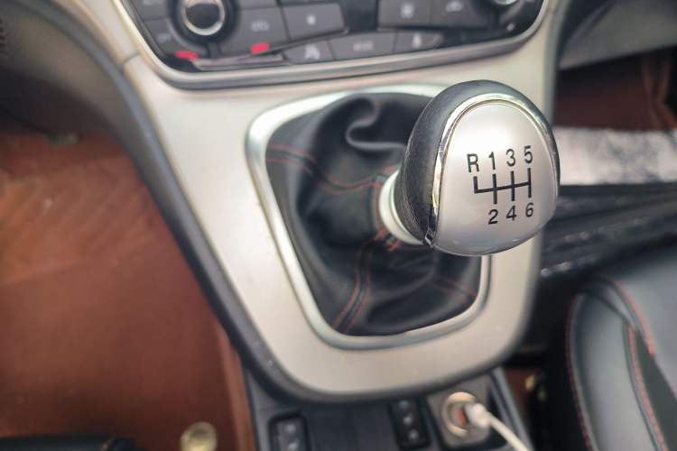 Used Haval H6 2017 Blue Label Sport Edition 1.5T Manual Two-Wheel Drive Elite Model Gear Lever