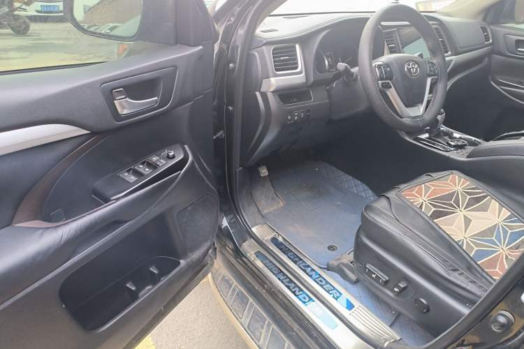 Used Toyota Highlander 2018 2.0T Four-Wheel Drive Luxury Edition 7 Seats China V Emission Standard Driver Seat