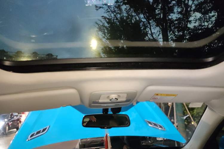 Used Roewe RX8 2018 30T Smart Connectivity Two-Wheel Drive Flagship Edition
