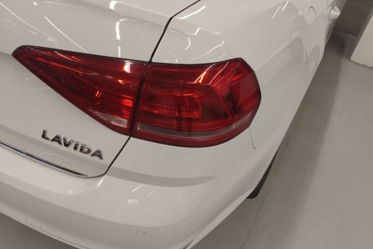 Used Volkswagen Lavida 2015 1.6L Automatic Comfort Edition Right Rear Taillight