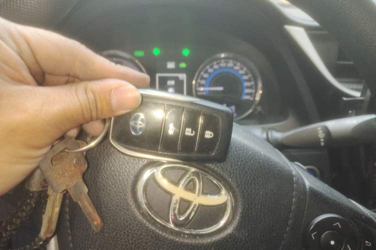 Used Toyota Levin 2017 Revised Dual-Engine 1.8H GS E-CVT Elite Sunroof Version China V Standard Vehicle Key