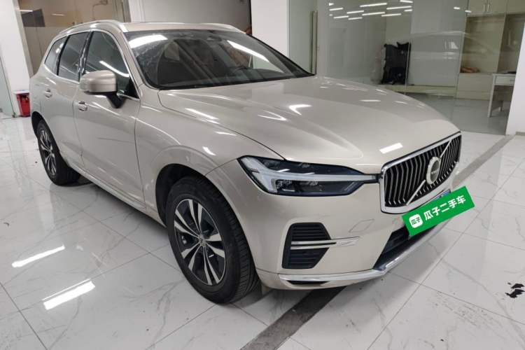 Used Volvo XC60 2023 B5 4x4 Smart Luxury Edition Front Right 45 Deg