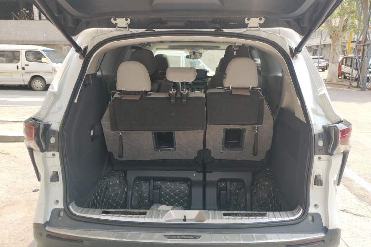 Used Toyota SIENNA 2023 2.5L Hybrid Comfort Edition Trunk